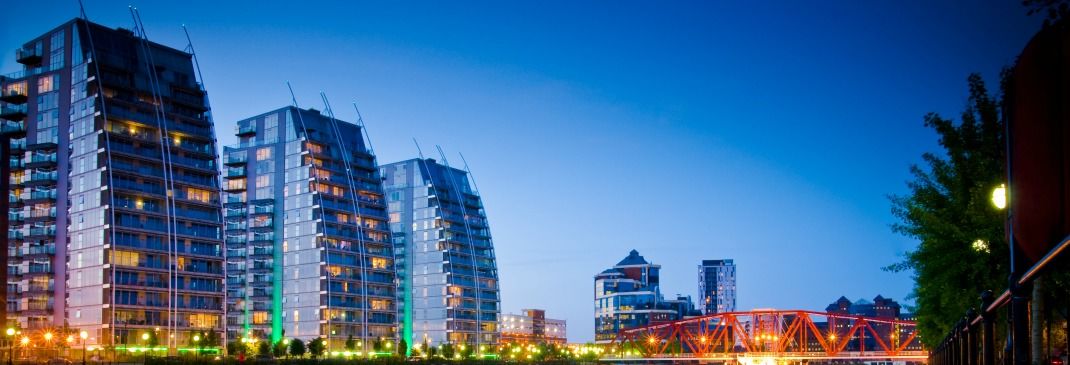Wasserseite von Manchester am Abend